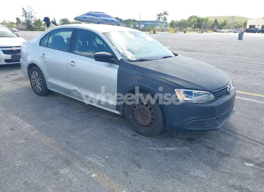 2013 Volkswagen Jetta 2.0L S (VIN 3VW2K7AJ3DM367526) main photo