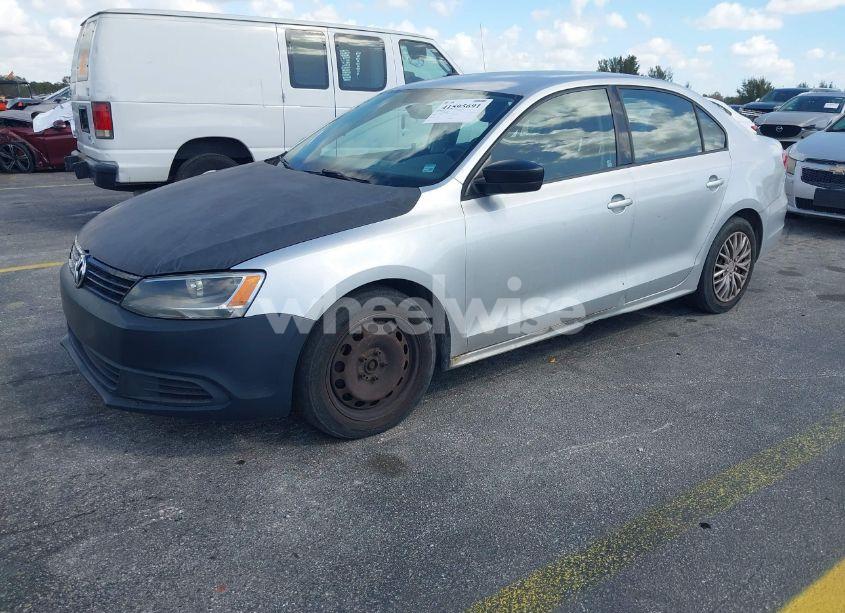 Photo 2 of 2013 Volkswagen Jetta 2.0L S (VIN 3VW2K7AJ3DM367526)