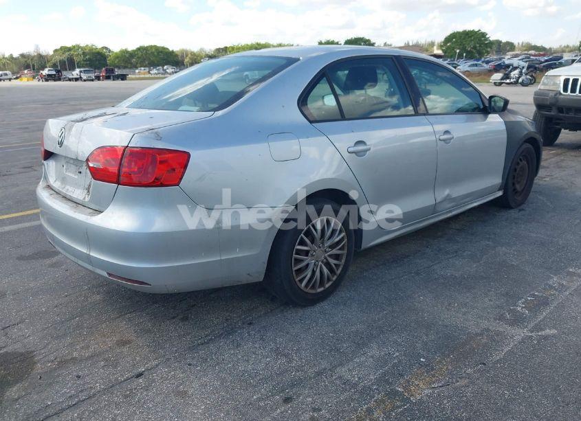 Photo 4 of 2013 Volkswagen Jetta 2.0L S (VIN 3VW2K7AJ3DM367526)