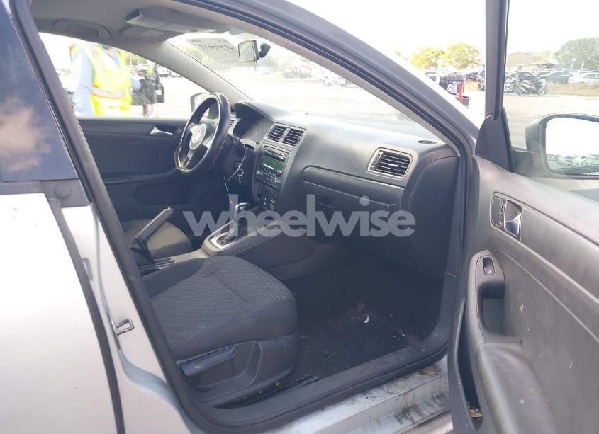 Photo 5 of 2013 Volkswagen Jetta 2.0L S (VIN 3VW2K7AJ3DM367526)