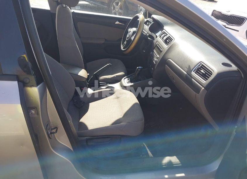 Photo 5 of 2014 Volkswagen Jetta 2.0L S (VIN 3VW2K7AJ3EM207910)