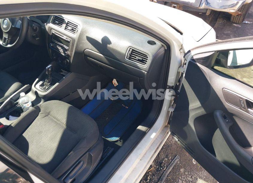 Photo 5 of 2014 Volkswagen Jetta 2.0L S (VIN 3VW2K7AJ3EM384389)