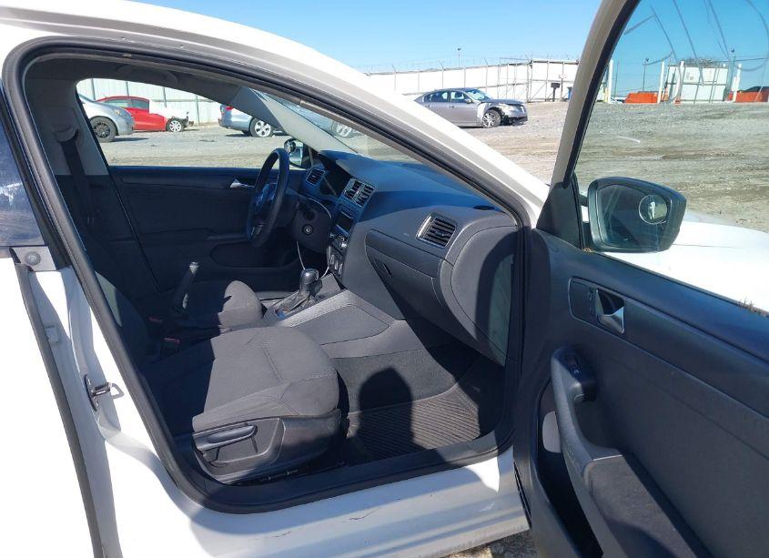 Photo 5 of 2011 Volkswagen Jetta 2.0L S (VIN 3VW2K7AJ4BM060203)