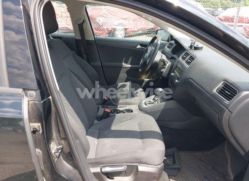 Photo 5 of 2011 Volkswagen Jetta 2.0L BASE/2.0L S (VIN 3VW2K7AJ4BM391069)