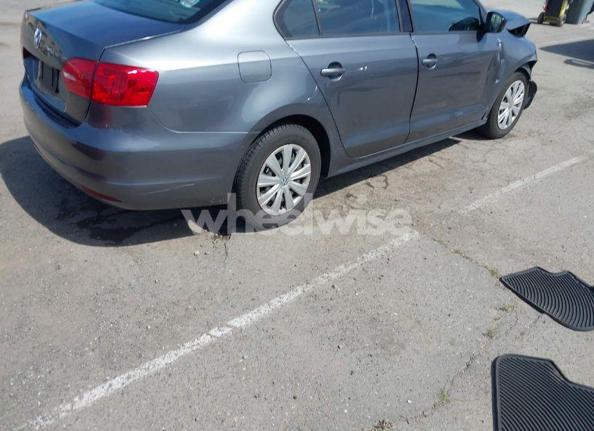 Photo 4 of 2013 Volkswagen Jetta 2.0L S (VIN 3VW2K7AJ4DM369446)