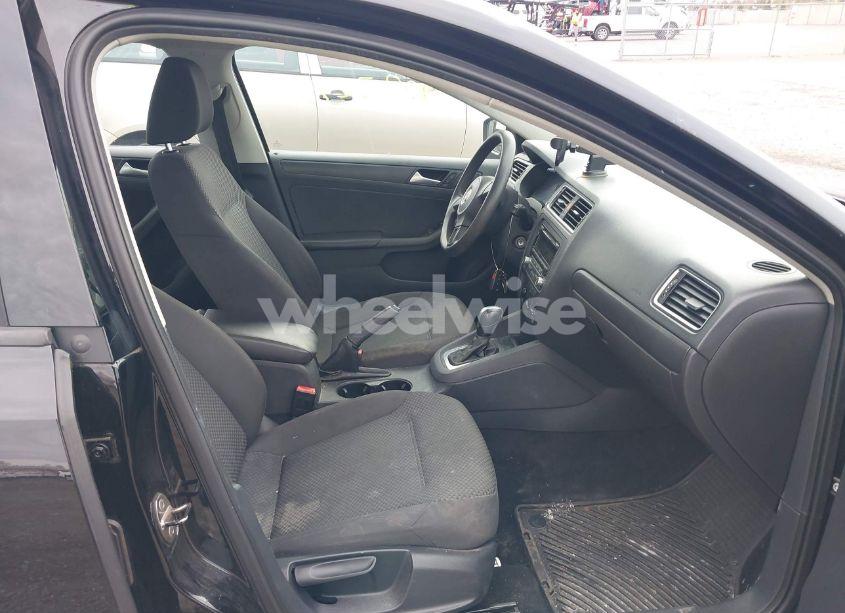 Photo 5 of 2013 Volkswagen Jetta 2.0L S (VIN 3VW2K7AJ4DM451385)