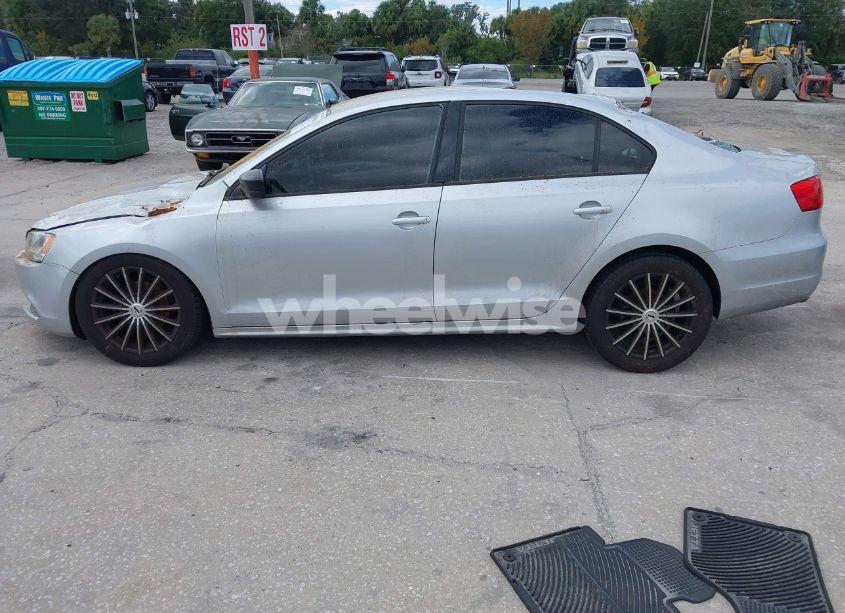 Photo 14 of 2014 Volkswagen Jetta 2.0L S (VIN 3VW2K7AJ4EM255237)