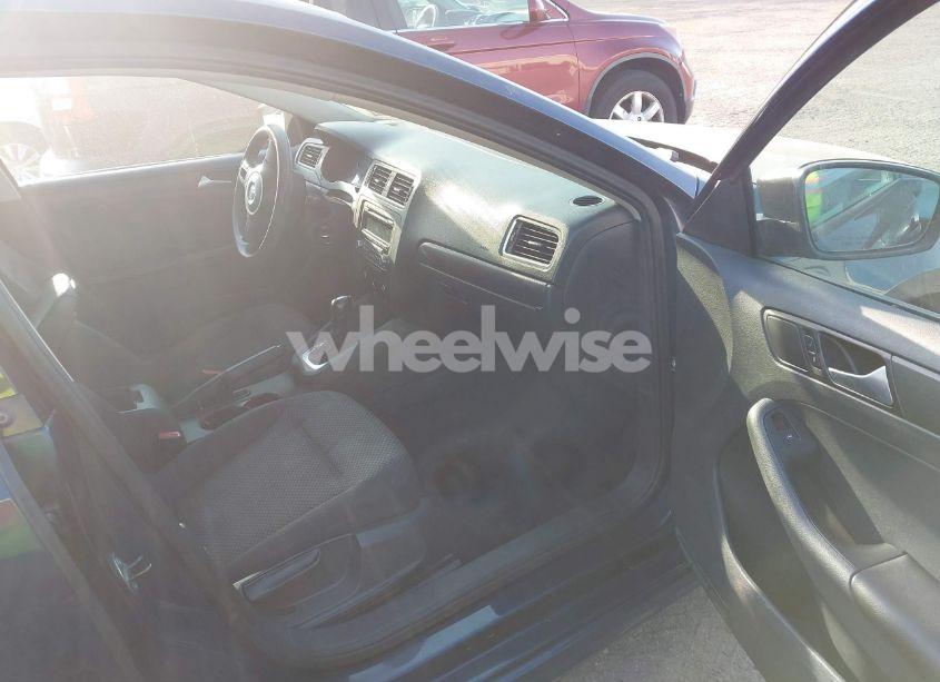 Photo 5 of 2014 Volkswagen Jetta 2.0L S (VIN 3VW2K7AJ4EM438184)