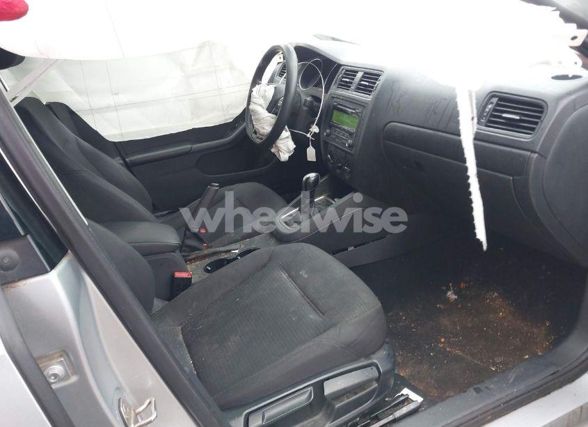 Photo 5 of 2015 Volkswagen Jetta 2.0L S (VIN 3VW2K7AJ4FM284464)