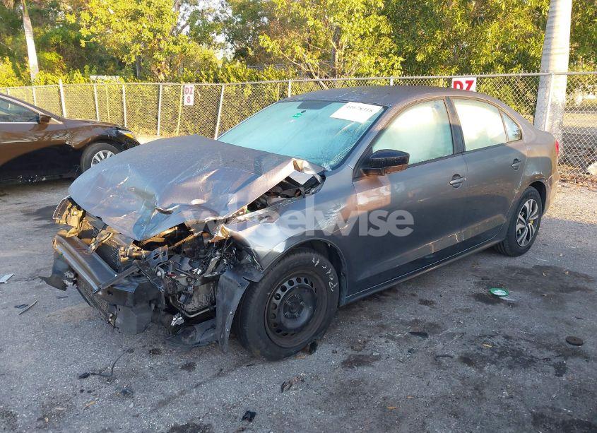 Photo 2 of 2014 Volkswagen Jetta 2.0L S (VIN 3VW2K7AJ5EM222988)