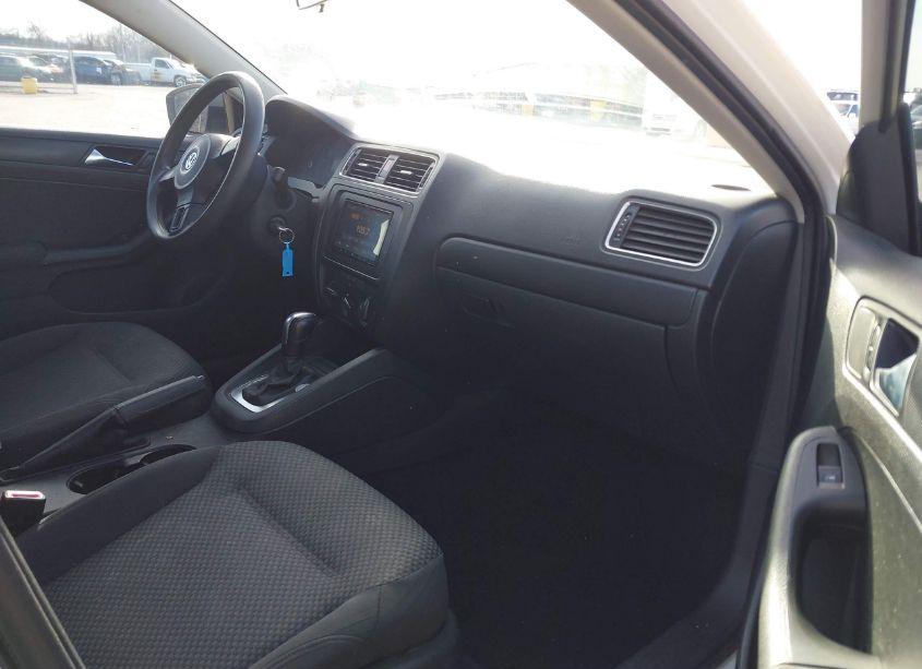 Photo 5 of 2011 Volkswagen Jetta 2.0L S (VIN 3VW2K7AJ6BM390201)