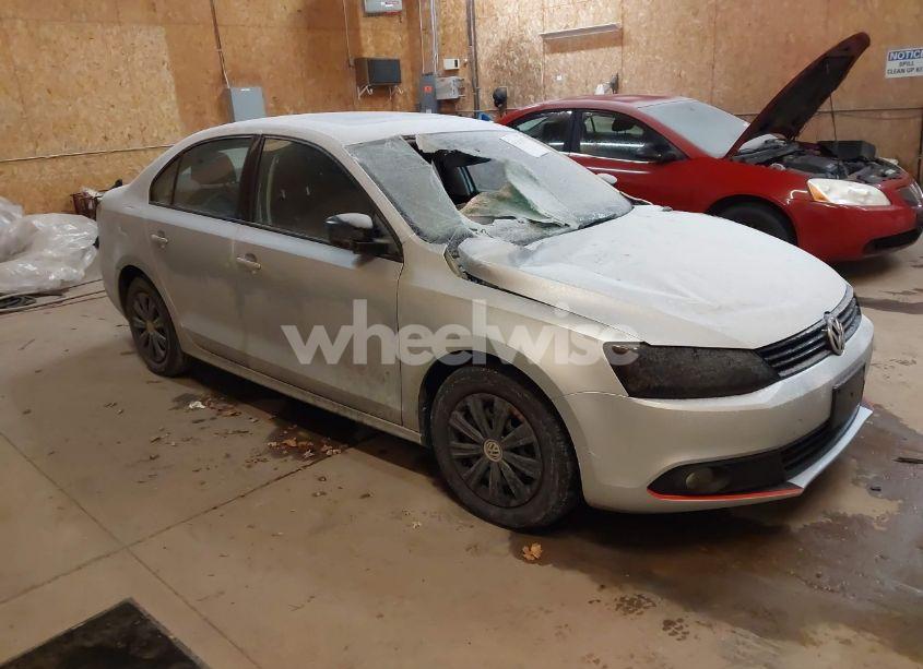 2013 Volkswagen Jetta 2.0L S (VIN 3VW2K7AJ7DM295830) main photo