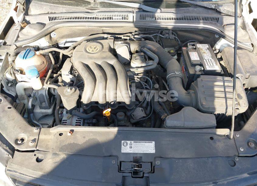 Photo 10 of 2011 Volkswagen Jetta 2.0L S (VIN 3VW2K7AJ8BM305617)
