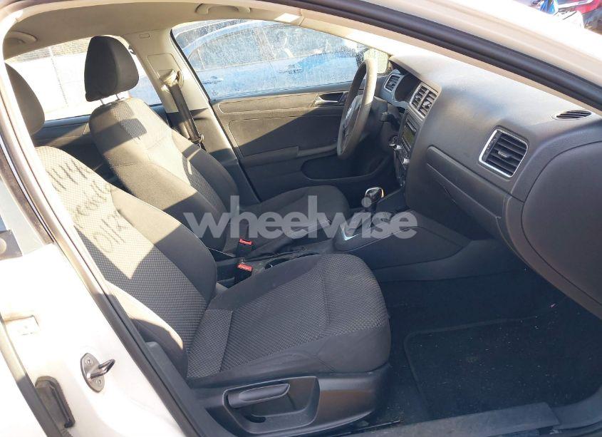 Photo 5 of 2011 Volkswagen Jetta 2.0L S (VIN 3VW2K7AJ8BM305617)