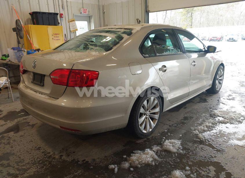 Photo 4 of 2014 Volkswagen Jetta 2.0L S (VIN 3VW2K7AJ8EM209233)