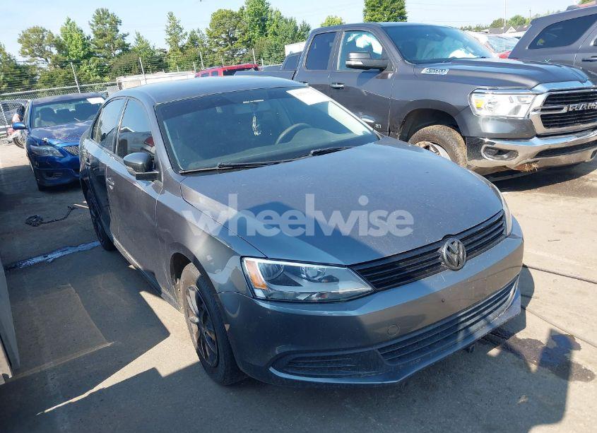 2014 Volkswagen Jetta 2.0L S (VIN 3VW2K7AJ8EM231345) main photo