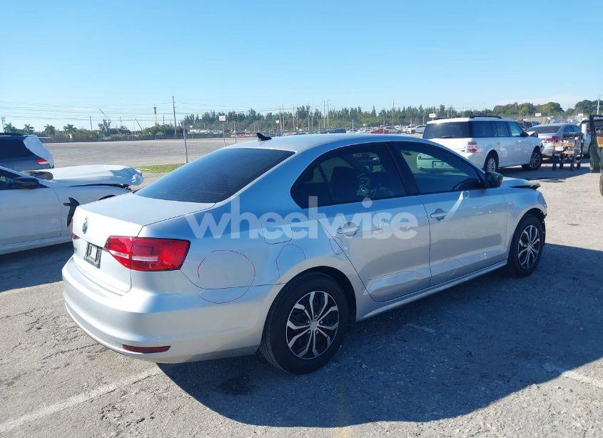 Photo 4 of 2015 Volkswagen Jetta 2.0L S (VIN 3VW2K7AJ8FM404282)