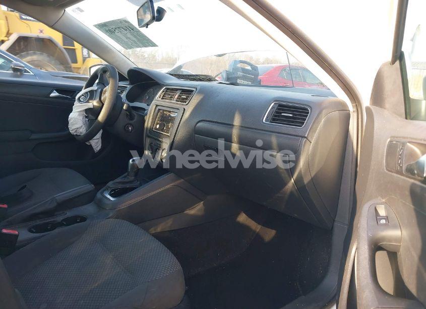 Photo 5 of 2011 Volkswagen Jetta 2.0L S (VIN 3VW2K7AJ9BM093570)