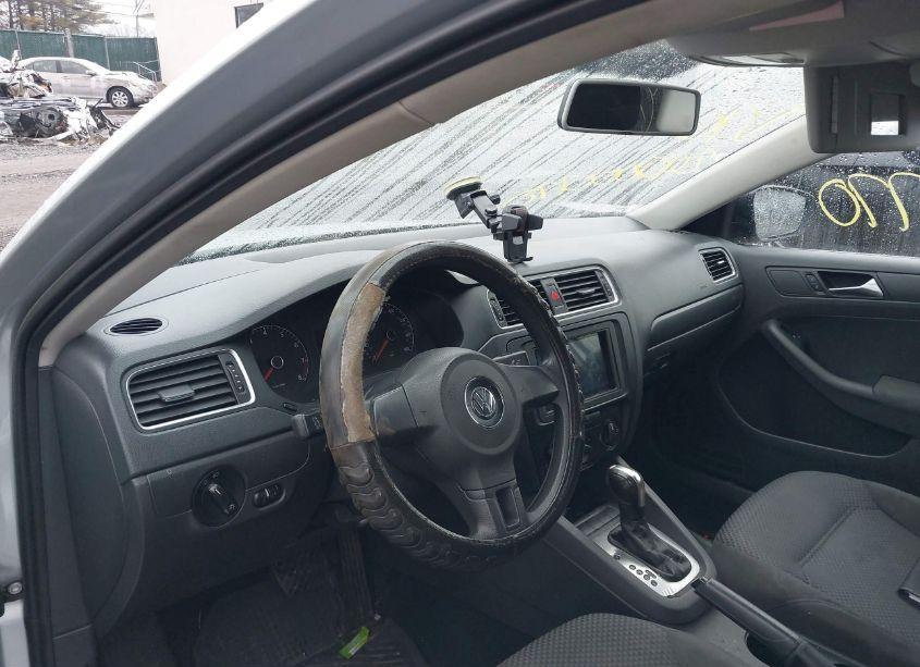 Photo 5 of 2011 Volkswagen Jetta 2.0L S (VIN 3VW2K7AJ9BM308221)