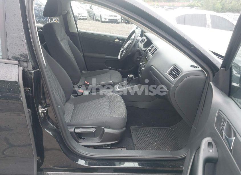 Photo 5 of 2011 Volkswagen Jetta 2.0L S (VIN 3VW2K7AJ9BM371965)