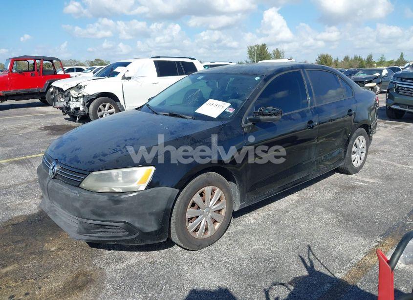 Photo 2 of 2014 Volkswagen Jetta 2.0L S (VIN 3VW2K7AJ9EM404287)