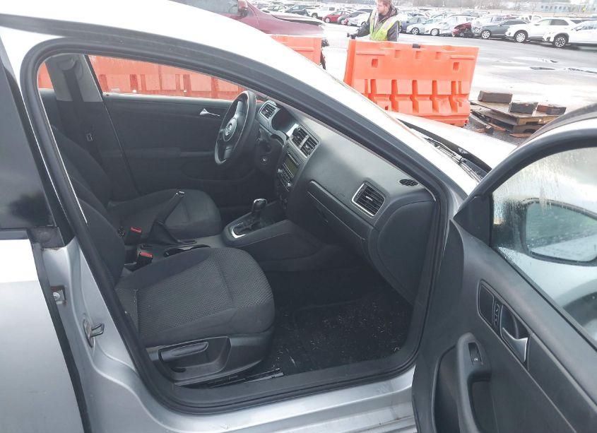 Photo 5 of 2011 Volkswagen Jetta 2.0L S (VIN 3VW2K7AJXBM058052)