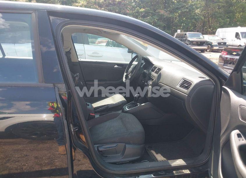 Photo 5 of 2013 Volkswagen Jetta 2.0L S (VIN 3VW2K7AJXDM267682)