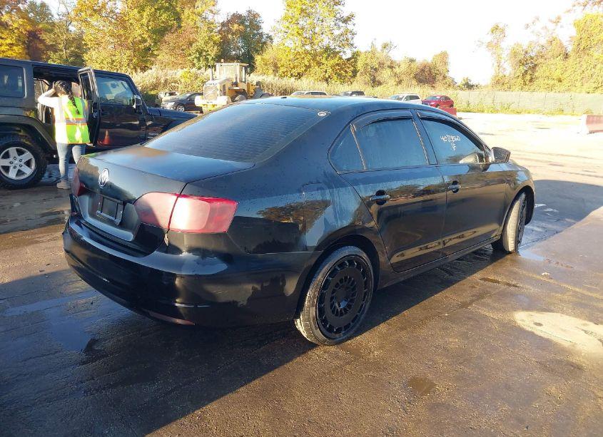 Photo 4 of 2013 Volkswagen Jetta 2.0L S (VIN 3VW2K7AJXDM404216)