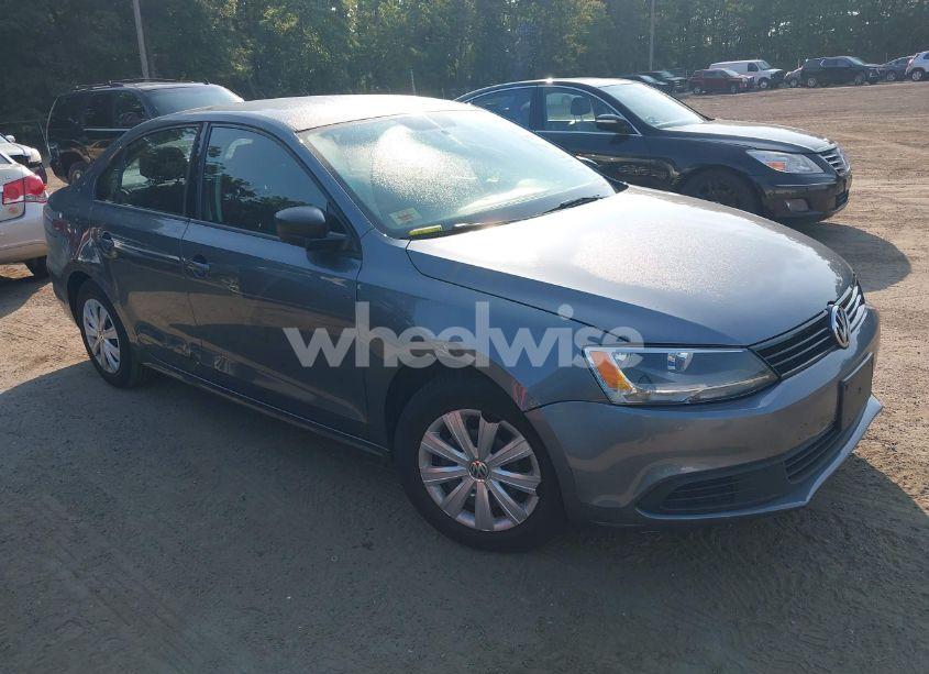 2014 Volkswagen Jetta 2.0L S (VIN 3VW2K7AJXEM351762) main photo