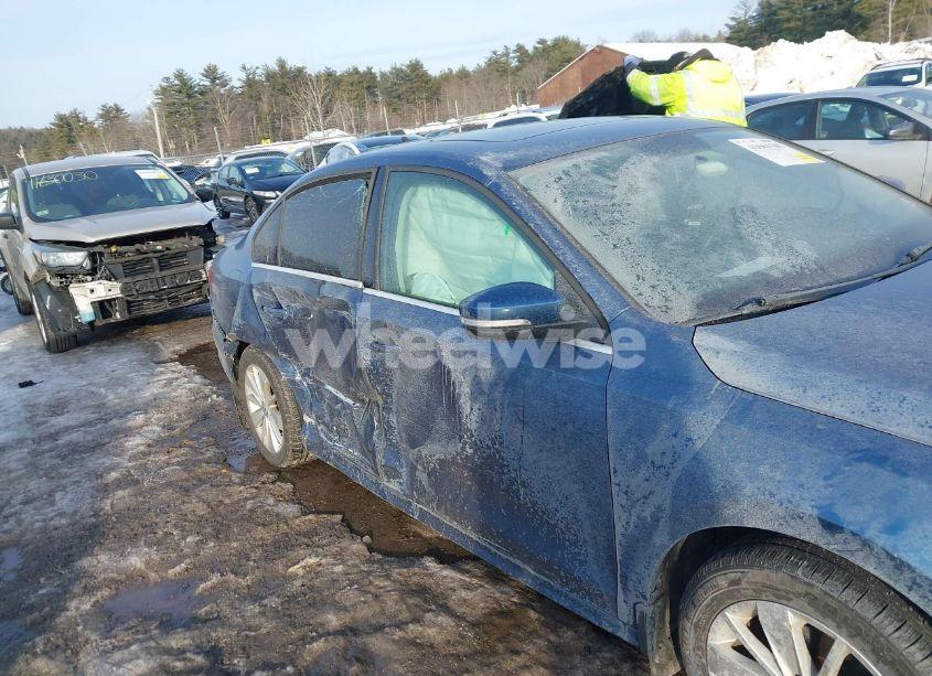 Photo 6 of 2015 Volkswagen Jetta 2.0L TDI SE (VIN 3VW3A7AJ0FM293878)