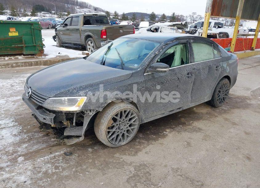 Photo 2 of 2014 Volkswagen Jetta 2.0L TDI (VIN 3VW3L7AJ0EM303737)