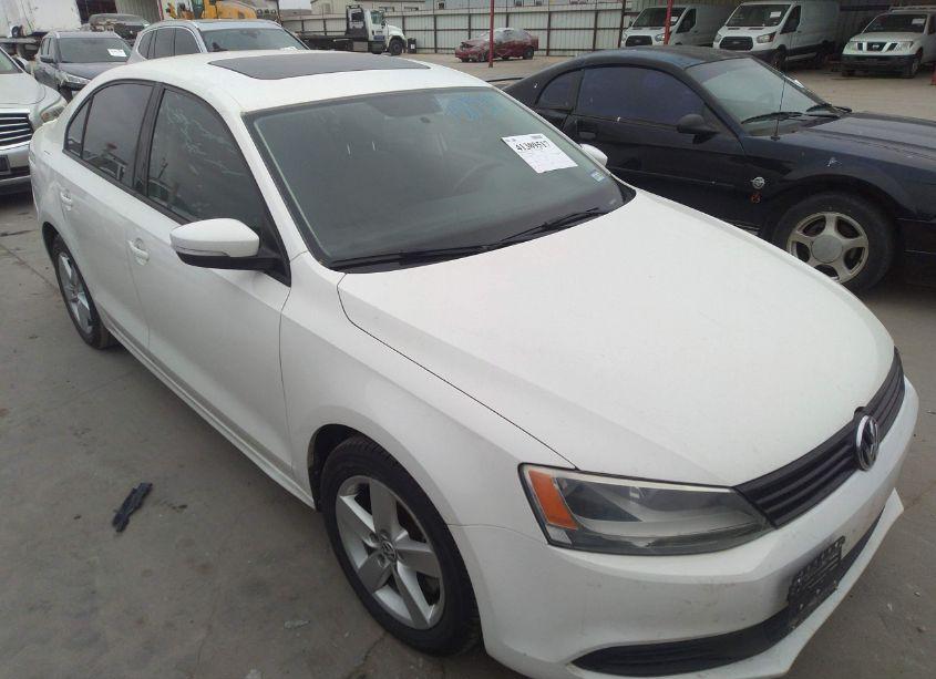 2011 Volkswagen Jetta 2.0L TDI (VIN 3VW3L7AJ2BM105107) main photo
