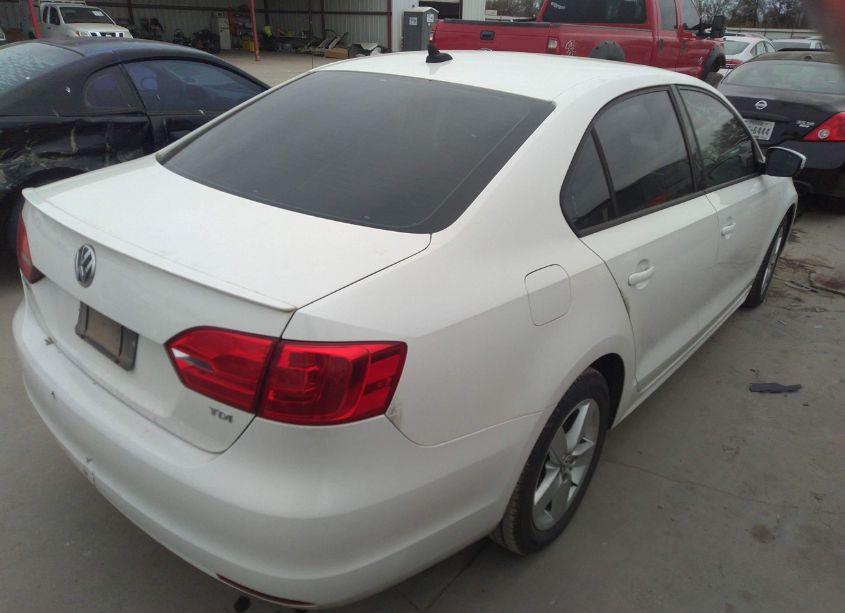 Photo 4 of 2011 Volkswagen Jetta 2.0L TDI (VIN 3VW3L7AJ2BM105107)