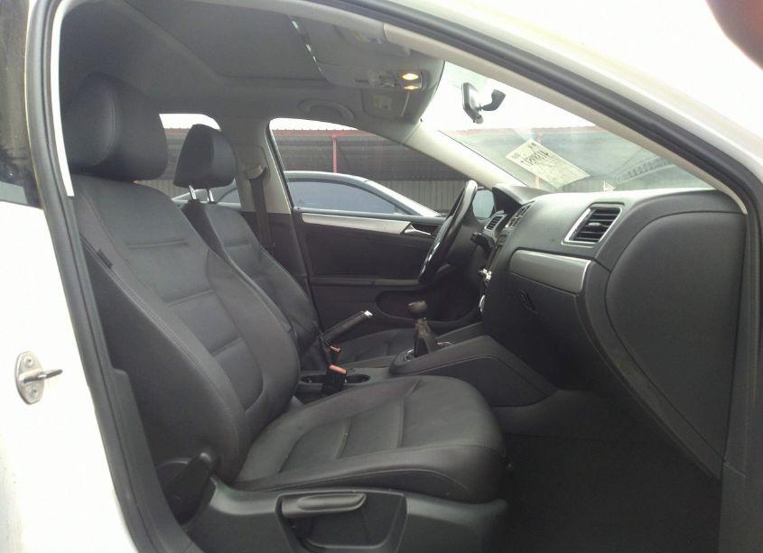 Photo 5 of 2011 Volkswagen Jetta 2.0L TDI (VIN 3VW3L7AJ2BM105107)