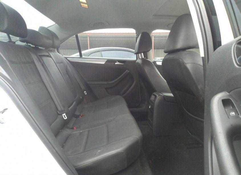 Photo 8 of 2011 Volkswagen Jetta 2.0L TDI (VIN 3VW3L7AJ2BM105107)