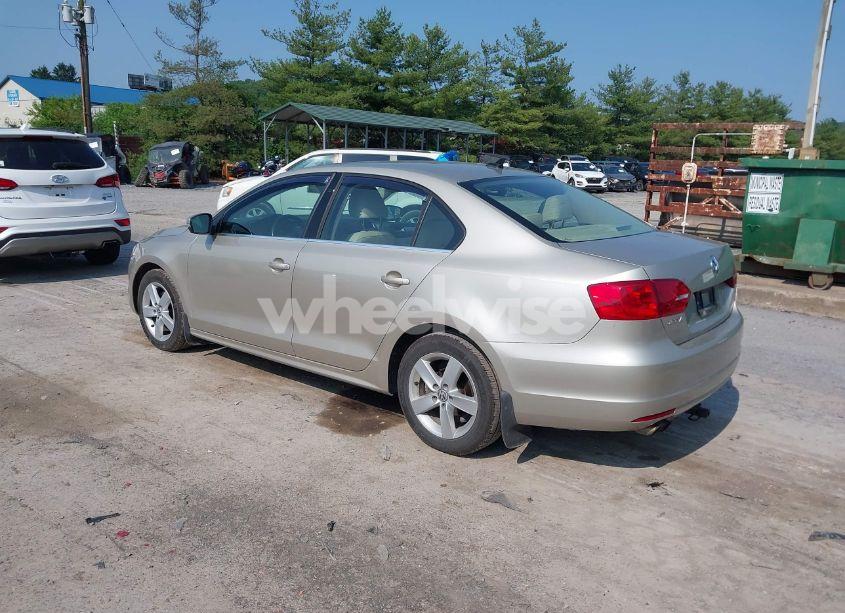 Photo 3 of 2014 Volkswagen Jetta 2.0L TDI (VIN 3VW3L7AJ3EM319365)