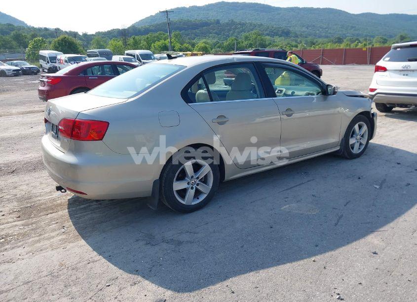 Photo 4 of 2014 Volkswagen Jetta 2.0L TDI (VIN 3VW3L7AJ3EM319365)