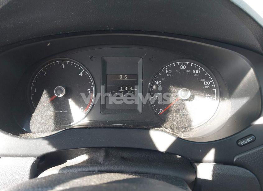 Photo 7 of 2011 Volkswagen Jetta 2.0L TDI (VIN 3VW3L7AJ4BM072188)