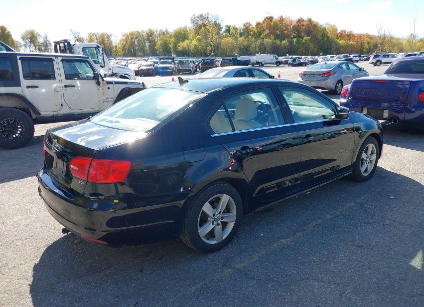 Photo 4 of 2014 Volkswagen Jetta 2.0L TDI (VIN 3VW3L7AJ5EM386260)