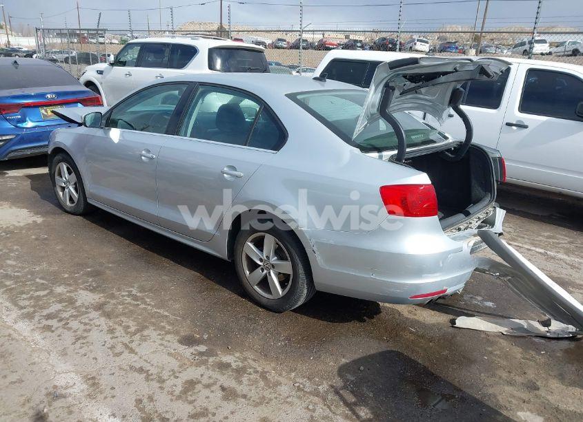 Photo 3 of 2013 Volkswagen Jetta 2.0L TDI (VIN 3VW3L7AJ6DM365626)