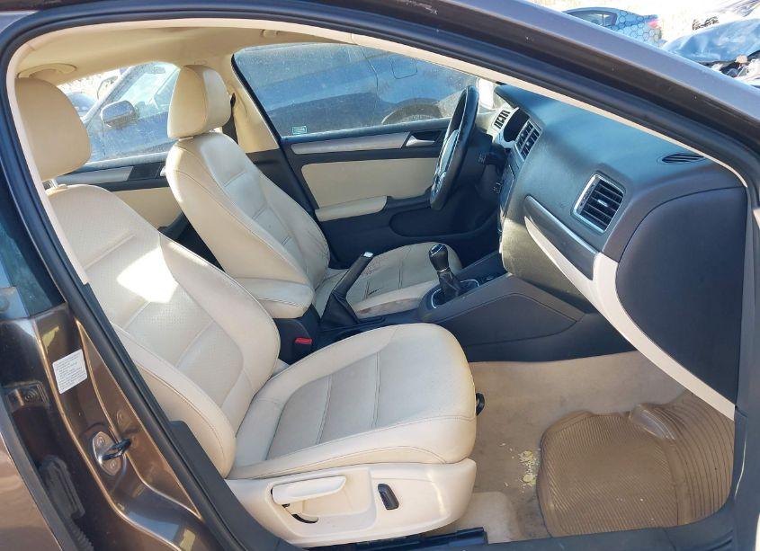 Photo 5 of 2013 Volkswagen Jetta 2.0L TDI (VIN 3VW3L7AJ7DM249688)