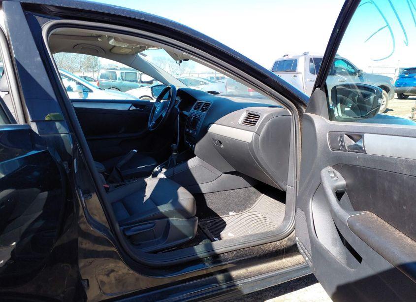 Photo 5 of 2011 Volkswagen Jetta 2.0L TDI (VIN 3VW3L7AJ9BM118761)