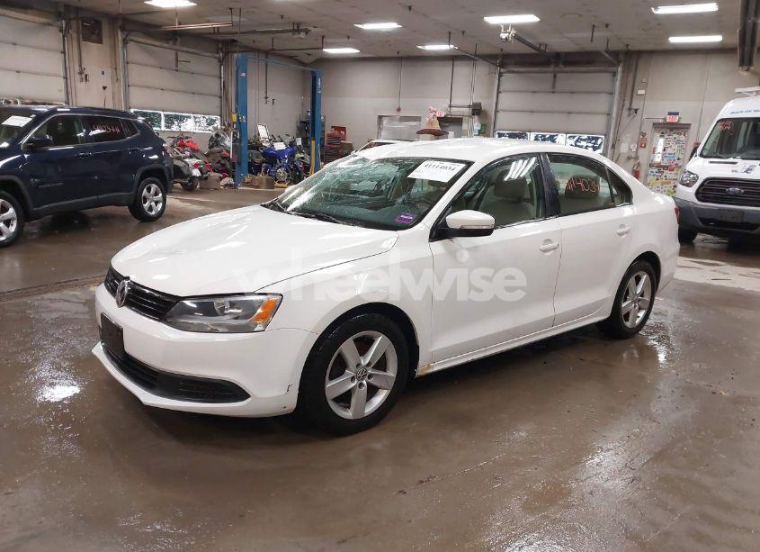 Photo 2 of 2012 Volkswagen Jetta 2.0L TDI (VIN 3VW3L7AJ9CM409388)