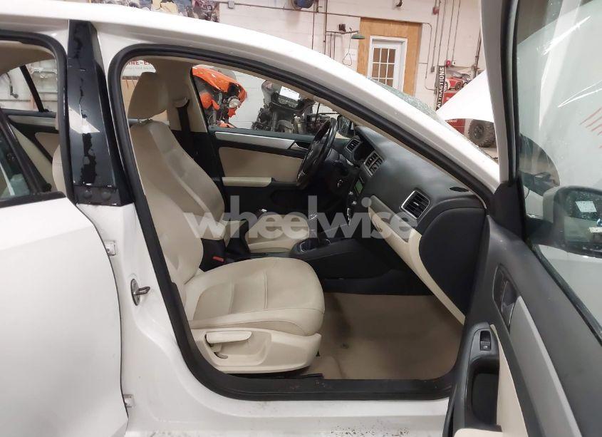 Photo 5 of 2012 Volkswagen Jetta 2.0L TDI (VIN 3VW3L7AJ9CM409388)