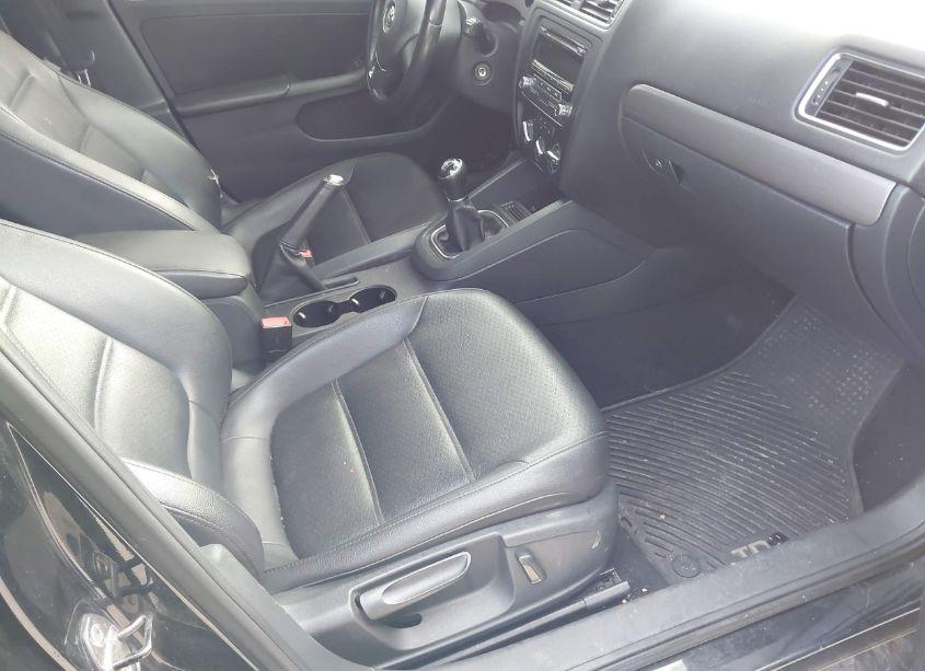 Photo 5 of 2014 Volkswagen Jetta 2.0L TDI (VIN 3VW3L7AJ9EM401374)