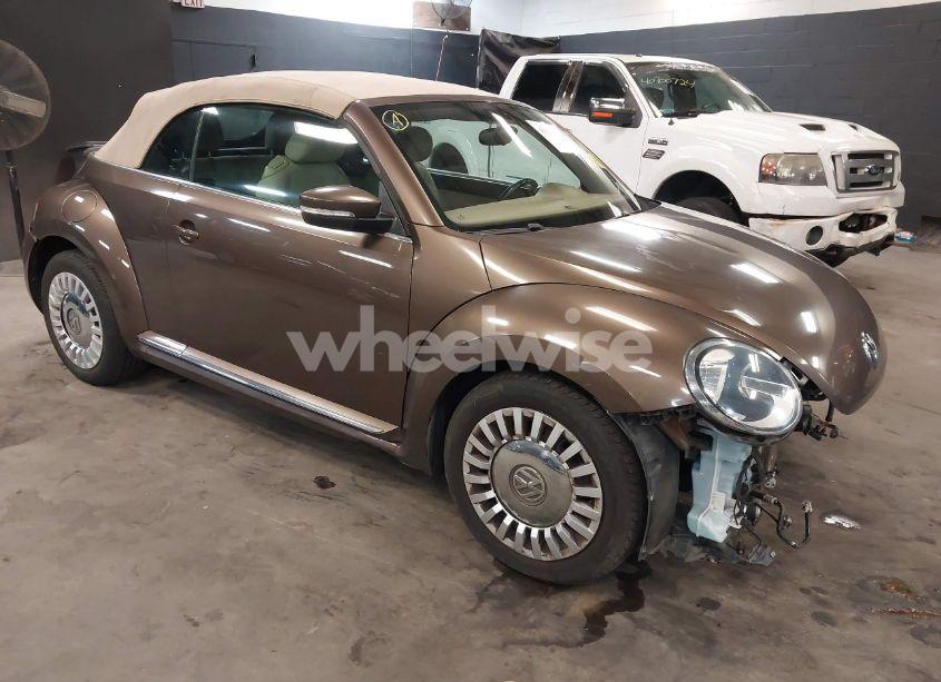 2014 Volkswagen Beetle 1.8T (VIN 3VW517AT2EM817105) main photo