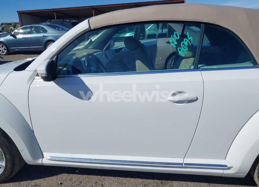 Photo 15 of 2018 Volkswagen Beetle 2.0T COAST/2.0T S/2.0T SE (VIN 3VW5DAAT1JM506988)