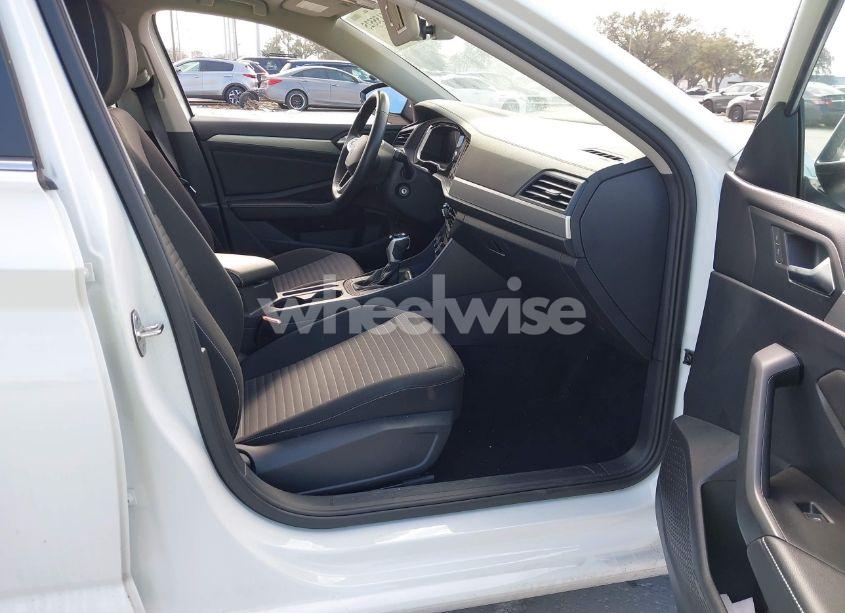 Photo 5 of 2024 Volkswagen Jetta 1.5T S (VIN 3VW5M7BU9RM022489)