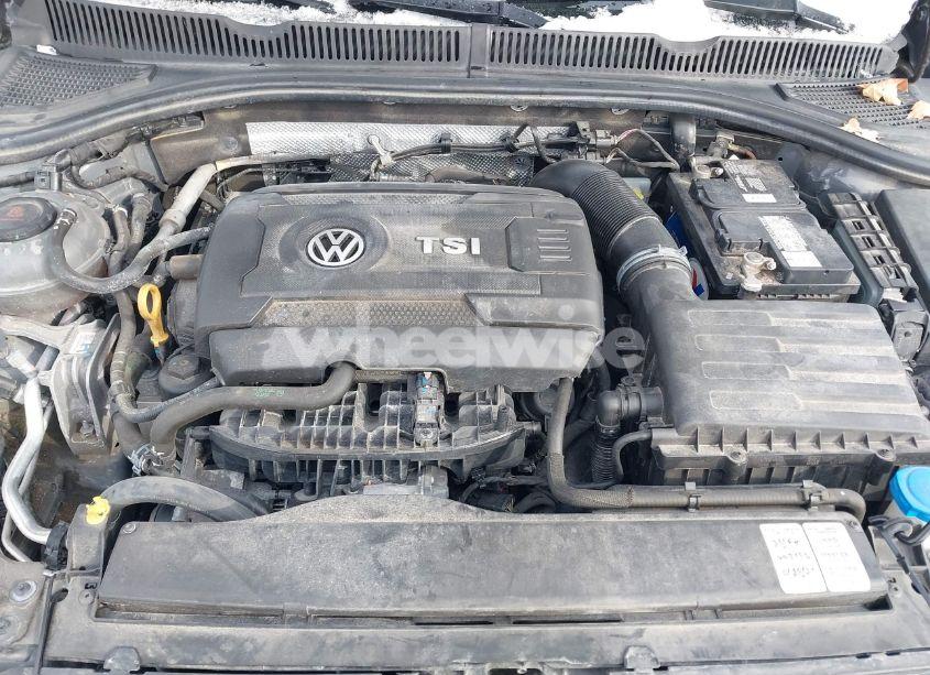 Photo 10 of 2019 Volkswagen Jetta GLI 2.0T 35TH ANNIVERSARY EDITION/2.0T AUTOBAHN/2.0T S (VIN 3VW5T7BUXKM255127)