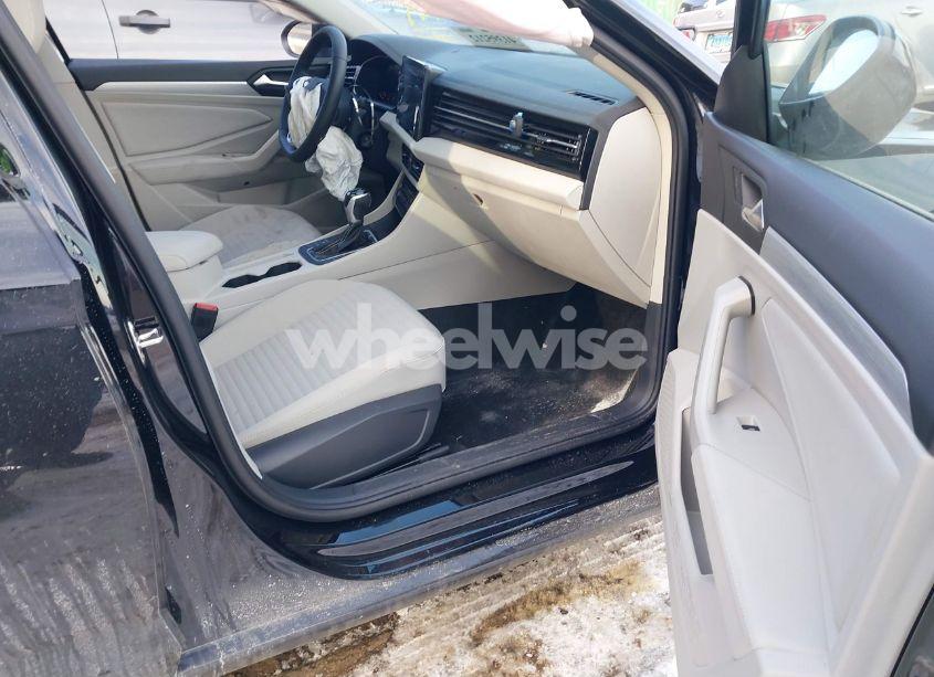 Photo 5 of 2025 Volkswagen Jetta 1.5T S (VIN 3VW5X7BU0SM037315)